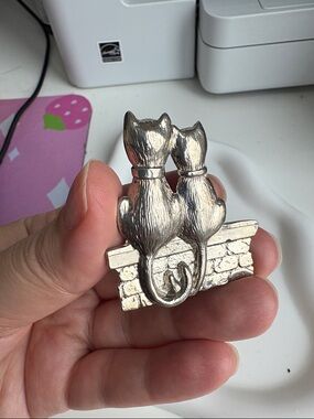 Silver-Tone Cat Couple Brooch Pin - Romantic Jewelry Accent